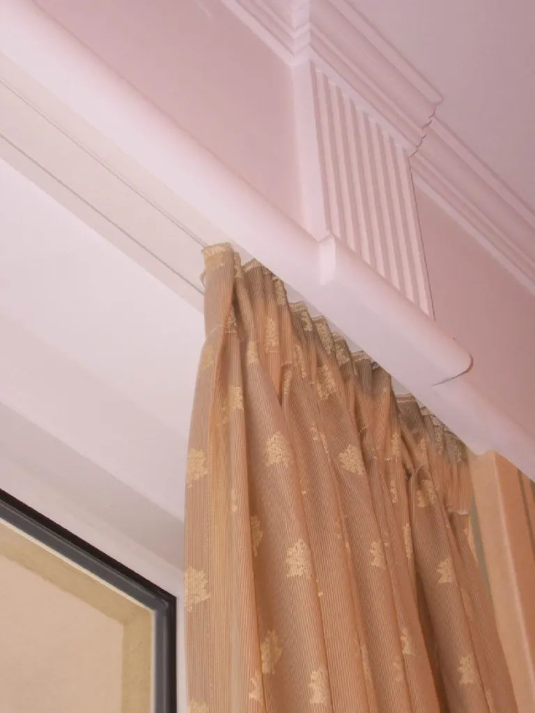 Štukový pilaster a rímsa nad závesom so zlatým vzorom
